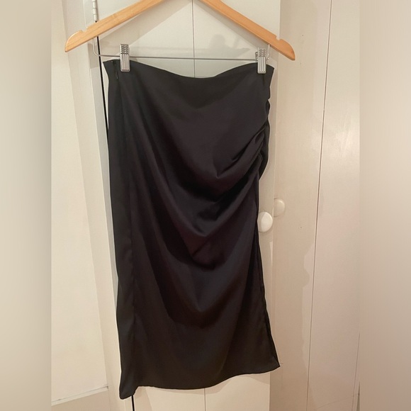 NWT Dynamite MIDI Satin Skirt in Black. - Picture 1 of 7